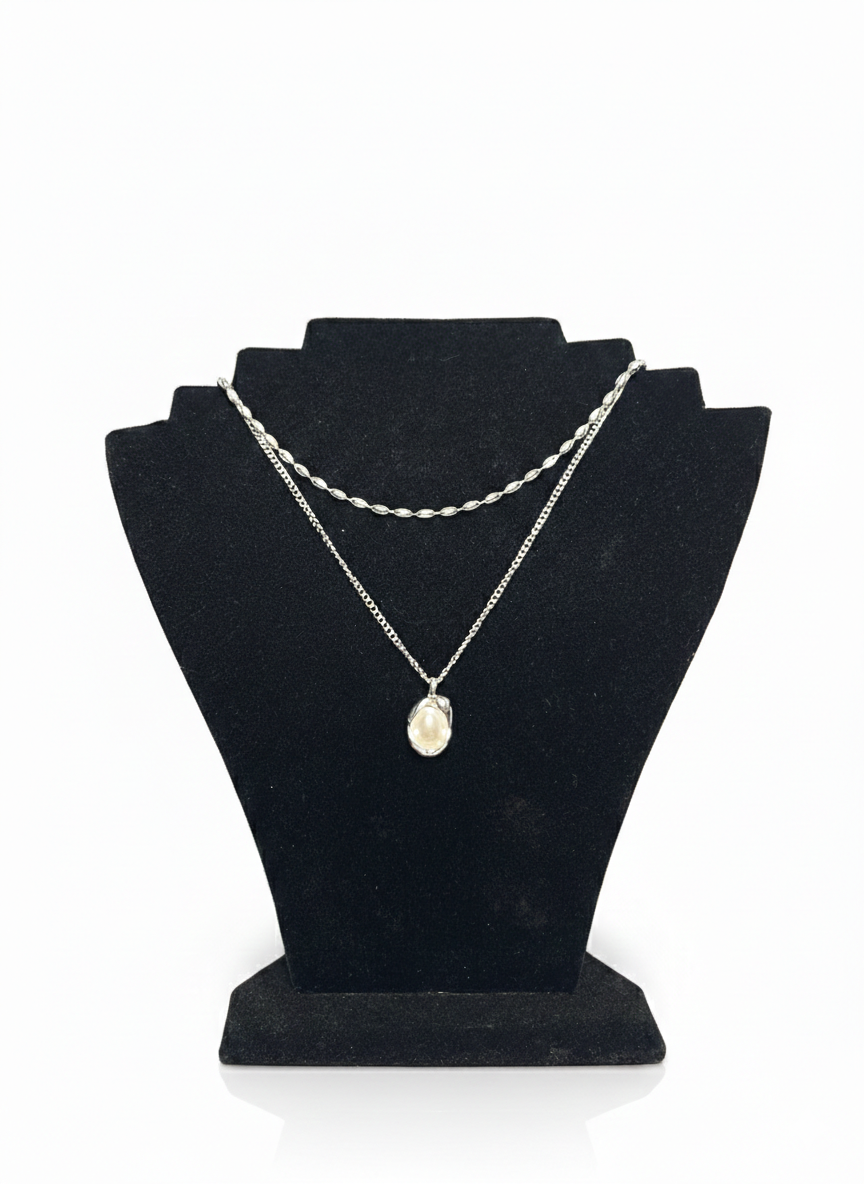 COLLAR DE ESFERAS Y DIJE PLATEADO