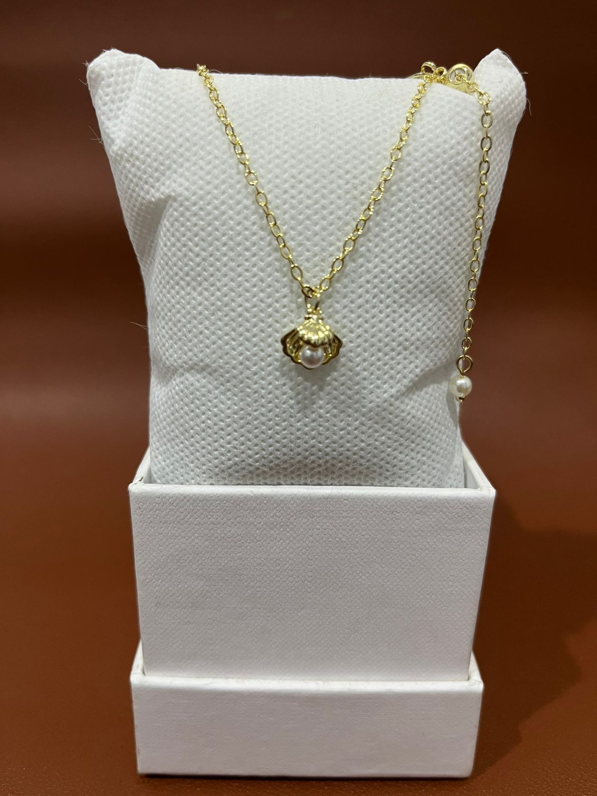 COLLAR CON DIJE Y COLGANTE DE PERLA