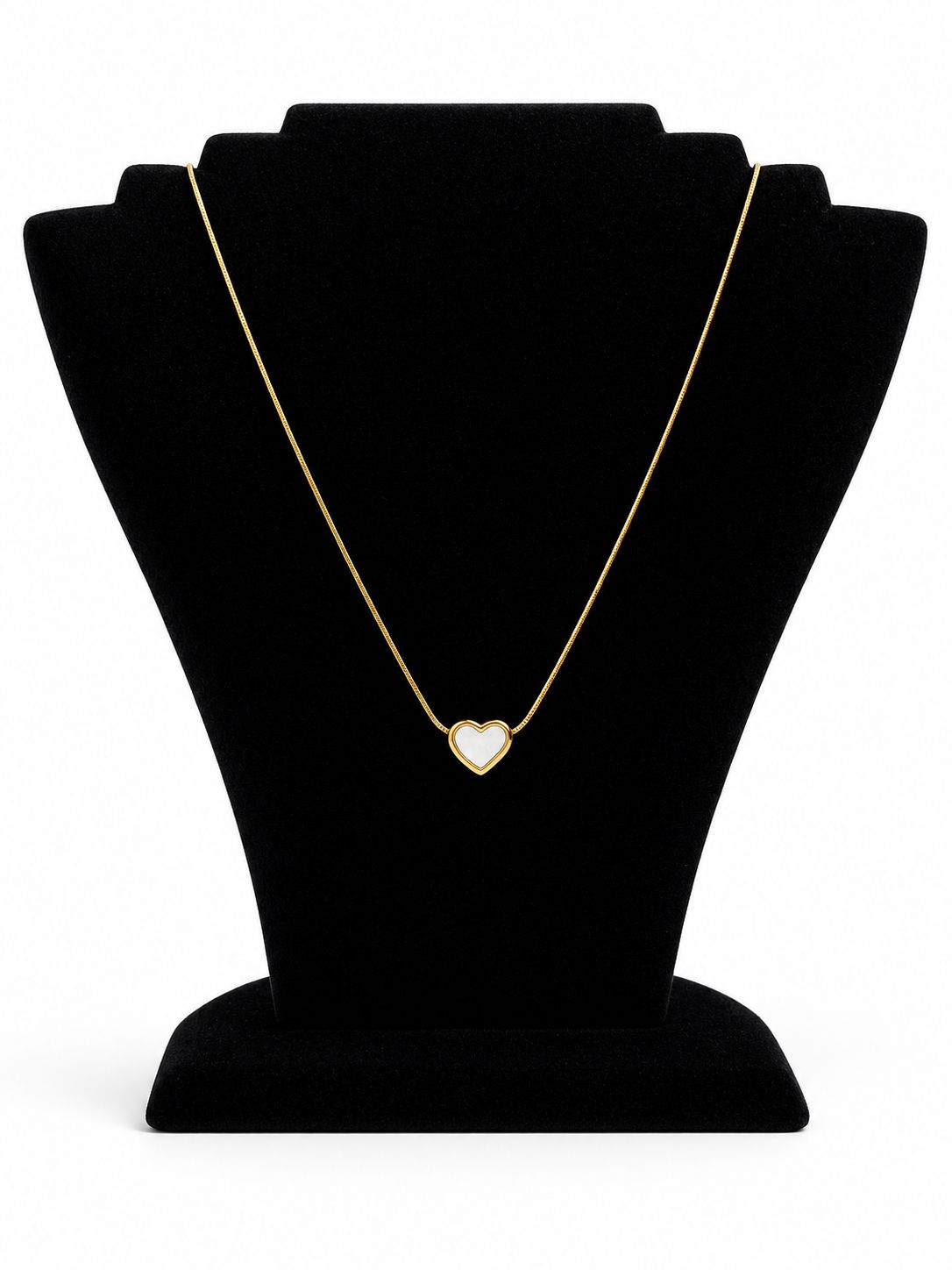COLLAR DORADO CON DIJE CORAZON BLANCO