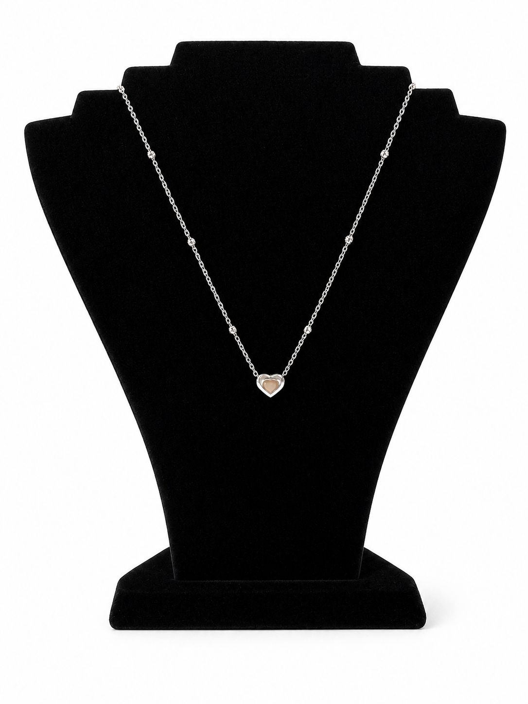 COLLAR PLATEADO CON ESFERAS Y DIJE DE CORAZÓN