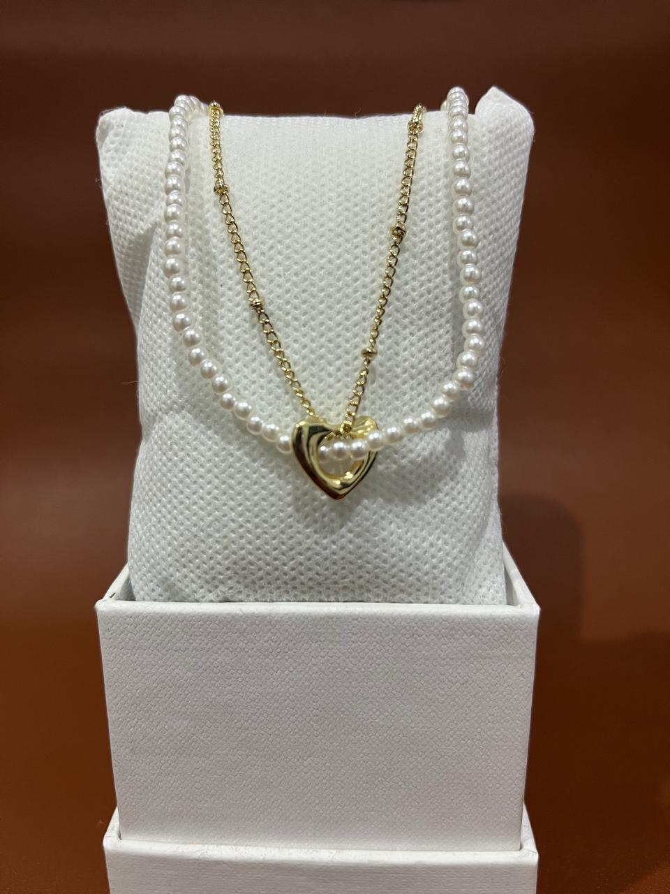 COLLAR DE PERLA Y CADENA CON DIJE CORAZON (DORADO)