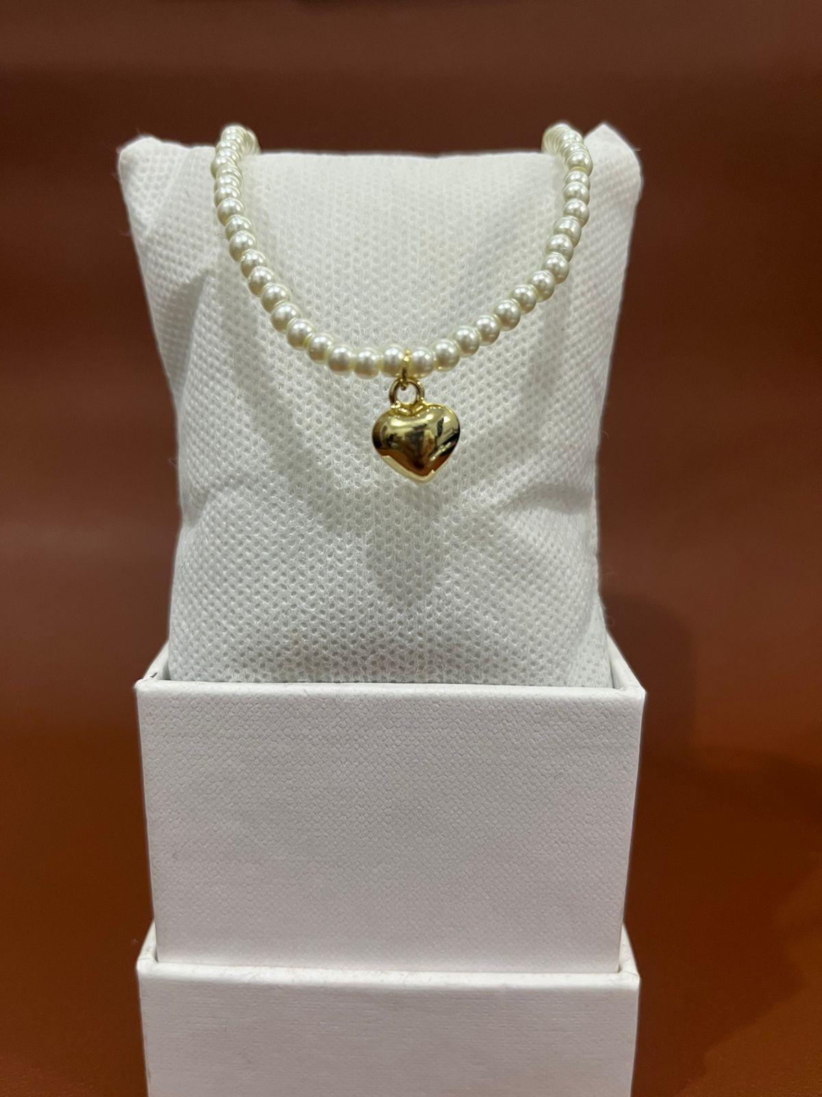 COLLAR DE PERLA CON DIJE CORAZON (DORADO)